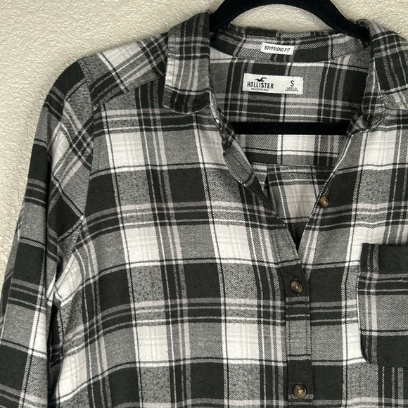 Hollister Boyfriend Fit Gray & White Plaid Button Down Flannel Top Size Small - Picture 2 of 6